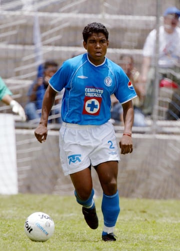 Jugó en Cruz Azul de 1998 al 2004 y del 2009 al 2010.