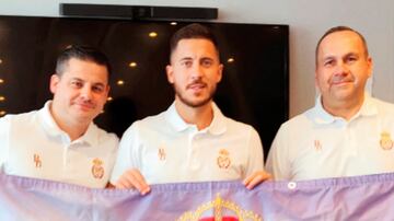 Los aficionados de la peña madridista Bélgica Blanca con Eden Hazard.