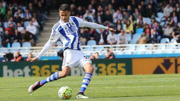 El zaguero mexicano llegó a la Real Sociedad procedente del Porto en la campaña 2015-16, disputó 27 partidos y anotó dos goles. Posteriormente jugó la temporada 2016-17 con el Espanyol.