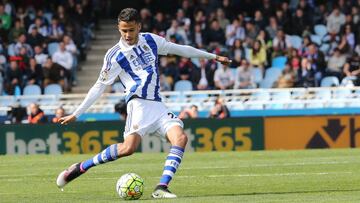 El zaguero mexicano llegó a la Real Sociedad procedente del Porto en la campaña 2015-16, disputó 27 partidos y anotó dos goles. Posteriormente jugó la temporada 2016-17 con el Espanyol. 