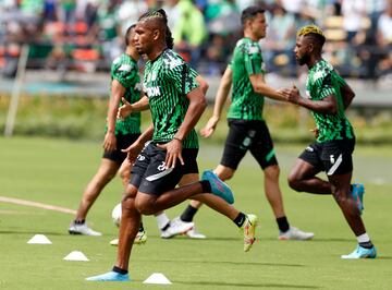 Fotos del entrenamiento de Nacional en el Atanasio Girardot acompañado de su afición.