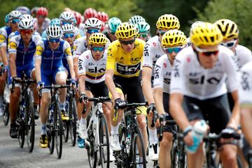 Chris Froome, arropado por el equipo Sky.