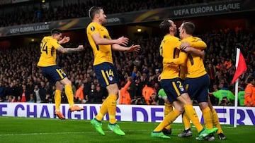 Soccer Football - Europa League Semi Final First Leg - Arsenal vs Atletico Madrid - Emirates Stadium, London, Britain - April 26, 2018   Atletico Madrid&#039;s Antoine Griezmann celebrates scoring their first goal with team mates                   REUTERS