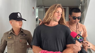 Koh Phangan (Thailand), 07/08/2023.- A Spanish chef alleged murder suspect Daniel Jeronimo Sancho Bronchalo (C), is escorted by Thai police officers to the court from Koh Phangan police station in Koh Phangan island, southern Thailand, 07 August 2023. Thai police arrested a 29-year-old Spanish nationality Daniel Jeronimo Sancho Bronchalo accused of killing a Colombian surgeon Edwin Arrieta Arteaga and dismembering his body before dumping some parts in a rubbish dump and other parts including his head in the sea, police said. (España, Tailandia) EFE/EPA/SOMKEAT RUKSAMAN