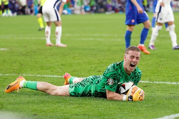 Jordan Lee Pickford, portero de la slección inglesa, grita de rabia durante el duelo frente a Eslovaquia.