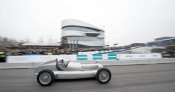 El ex piloto de carreras alemán Jochen Maas conduciendo un Mercedes-Benz W 196 Fórmula 1 vintage. 