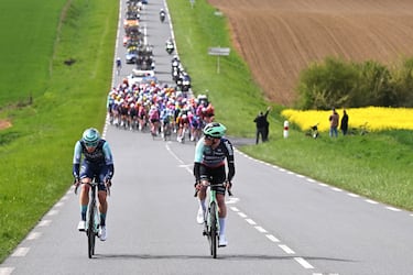 Alessandro Borgo y Stan Dewulf durante la 123.ª edición de la París-Roubaix.