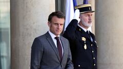 El presidente de Francia Emmanuel Macron espera la llegada del primer ministro de Albania Edi Rama en el Palacio del Elíseo de París.