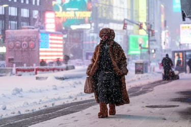 Un hombre camina por Times Square durante una tormenta de nieve, el lunes 23 de febrero de 2026, en Nueva York.