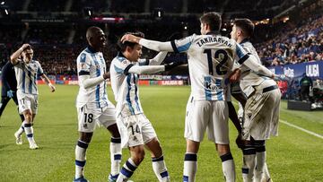 Jugadores de la Real Sociedad celebran un gol a Osasuna en LaLiga EA Sports.