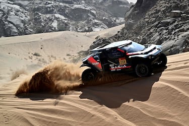 El Dacia Sandriders's de Sebastien Loeb y su copiloto Edouard Boulanger.