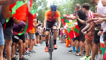 Un corredor del Euskaltel, durante el paso de La Vuelta por País Vasco.