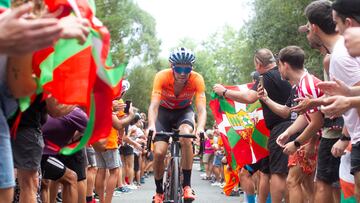 Un corredor del Euskaltel, durante el paso de La Vuelta por País Vasco.