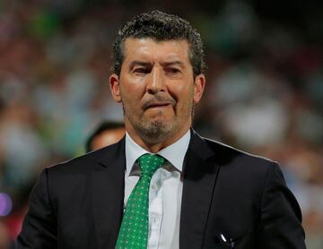 El Santos fue el último equipo en el que estuvo al frente, sin embargo no tuvo un buen rendimiento en los 40 partidos en los que dirigió a los de la Laguna.