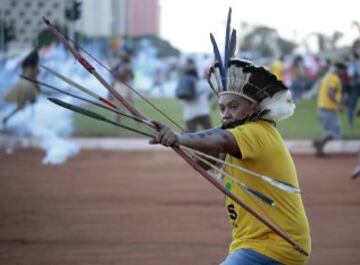 Los pueblos nativos de diferentes tribus de Brasil protestaron contra la política indígena del gobierno y de los costes de la Copa del Mundo de 2014. Los cuerpos de seguridad lanzaron gases lacrimógenos para evitar que los manifestantes se acercaran al estadio Mane Garrincha de Brasilia donde se exhibía la Copa del Mundo. 