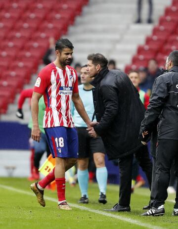 Munuera Montero expulsa a Diego Costa por segunda amarilla tras la celebración con la grada del 2-0.