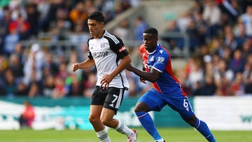 Soccer Football - Premier League - Crystal Palace v Fulham - Selhurst Park, London, Britain - September 23, 2023 Fulham's Raul Jimenez in action with Crystal Palace's Marc Guehi Action Images via Reuters/Matthew Childs NO USE WITH UNAUTHORIZED AUDIO, VIDEO, DATA, FIXTURE LISTS, CLUB/LEAGUE LOGOS OR 'LIVE' SERVICES. ONLINE IN-MATCH USE LIMITED TO 45 IMAGES, NO VIDEO EMULATION. NO USE IN BETTING, GAMES OR SINGLE CLUB/LEAGUE/PLAYER PUBLICATIONS.