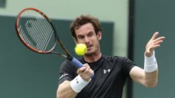 Andy Murray devuelve una bola al b&uacute;lgaro Grigor Dimitrov durante el partido que ambos disputaron en el Masters 1.000 de Miami.