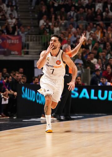 Facundo Campazzo, base del Madrid, celebra una canasta ante el Barcelona en la final de la Copa del Rey 2024.