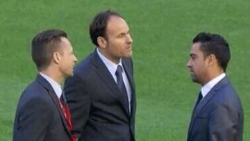 Mateu y Xavi conversan en el c&eacute;sped.