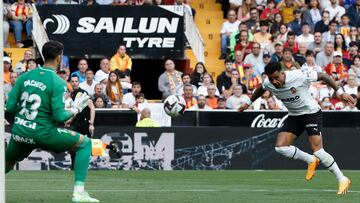 VALENCIA, 28/05/2023.- El delantero del Valencia Justin Kluivert (d) cabecea un balón ante el portero Fernando Pacheco, del Espanyol, durante el partido de Liga en Primera División que Valencia CF y RCD Espanyol disputan este domingo en el estadio de Mestalla. EFE/Biel Aliño
