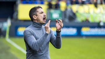 Julio Velázquez da instrucciones a sus jugadores.