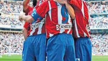 Los jugadores del Atlético celebran su gol.