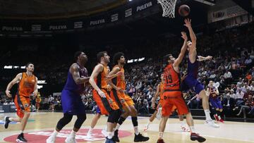 Jaka Blazic lanza ante la defensa del Valencia.