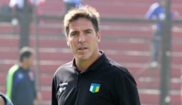 Pese a que había destacado como futbolista y como ayudante de Marcelo Bielsa, llegó a dirigir O'Higgins sin mucha experiencia. Sorprendió con un título y partió al Celta de Vigo.