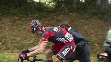 <b>AVERÍA. </b>Evans reanuda la marcha ayudado por un mecánico.