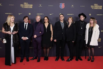 Xavier Barbany i Canaleta, vocal y directivo responsable del hockey, posa con los músicos de los himnos finalistas del 125 aniversario del Barça en la alfombra roja del gran Teatro Liceu.