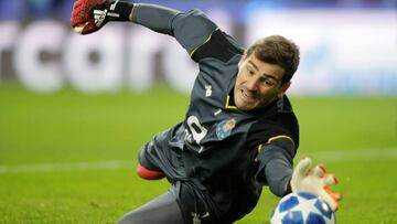 Iker Casillas detiene un penalti con el Oporto.