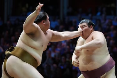 El emblemático teatro Royal Albert Hall de Londres se convirtió en un improvisado dohyo, el cuadrilátero sagrado de la lucha de sumo, para albergar durante cinco días el Gran Torneo de Sumo. Es la primera competición oficial que se celebra fuera de Japón en los últimos 34 años. En la imagen, los rikishi Oho y Atamifuji, durante uno de los combates.