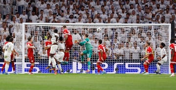 2-1. Saque de esquina de Luka Modrik, Alexander Nübel falla en la salida y el central alemán remata de cabeza para meter el balón dentro de la portería de su exequipo.