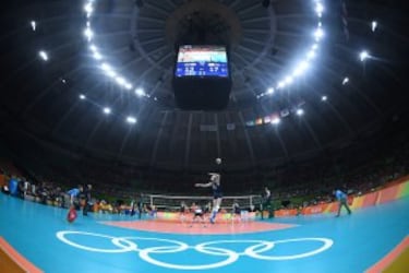 ?Cuntos toques puede dar un equipo de voleibol para devolver el baln en cada punto?