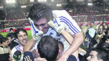 <b>ÍDOLO EN PAMPLONA.</b> Casillas fue de los más aclamados a la llegada multitudinaria al aeropuerto.