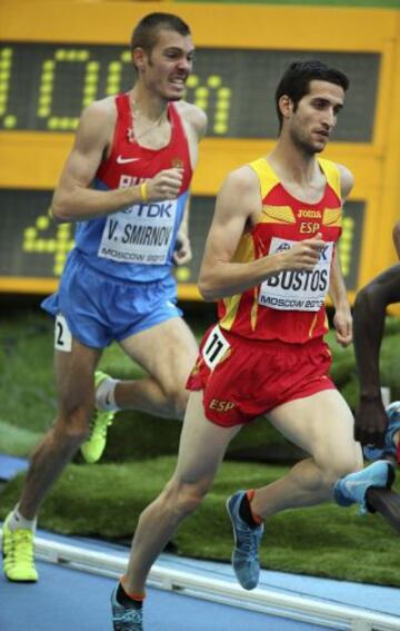 El atleta español David Bustos (dcha) y el ruso Valentin Smirnov (izda) compiten en los 1.500m masculinos de los Mundiales de Atletismo Moscú 2013 que se celebran en el Estadio Olímpico Luzhnikí