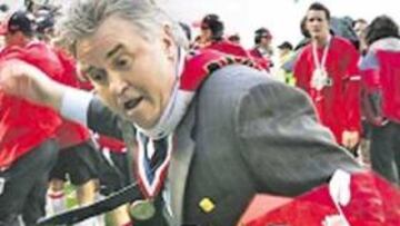 <b>ALEGRÍA. </b>Hiddink celebra el título, ayer en Eindhoven.