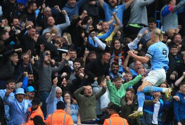  Erling Haaland celebra con el público el segundo gol del City. 