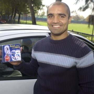 Lateral derecho y campeón con Universidad de Chile en 2004, dejó el fútbol para dedicarse a su otra pasión: la música. Es cantante de cumbia tropical en la actualidad.