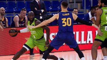 BARCELONA, 28/03/2021.- Víctor Claver (c), del Barça, y Osas Ehigiator (i), del Urbas Fuenlabrada, durante el partido de Liga ACB que sus equipos disputaron este domingo en el Palau Blaugrana de Barcelona. EFE/Alejandro García