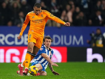 Contraataque del Rea Madrid, Kylian Mbapp avanza con el baln controlado y Carlos Romero entra a destiempo con los tacos por delante en el gemelo del jugador francs. El VAR no avisa a Mu?iz Ruiz, que s muestra la cartulina amarilla al defensa perico.