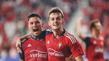 Aimar Oroz, feliz, celebra su gol junto a Chimy Ávila.