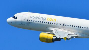 Multa a Vueling por exigir a sus azafatas ir maquilladas y con tacones