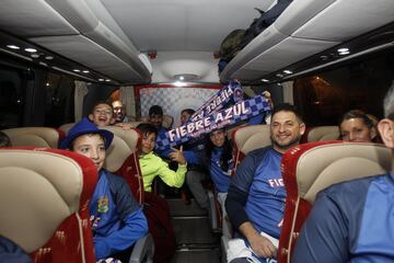 Ni la lluvia ni el frío espantaron las ilusiones de los más de 2000 seguidores del Fuenlabrada que se trasladaron en autobús hasta el Estadio Santiago Bernabéu