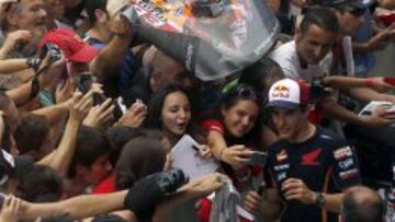 Márquez, rodeado de fans deseosos de un recuerdo.