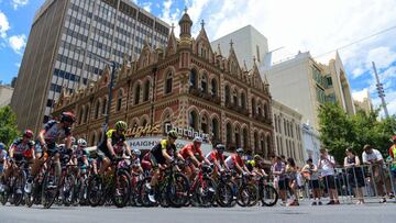 The peloton rides through the streets of Adelaide during the final stage of the 2018 Tour Down Under cycling race in Adelaide on January 21, 2018. / AFP PHOTO / BRENTON EDWARDS / -- IMAGE RESTRICTED TO EDITORIAL USE - STRICTLY NO COMMERCIAL USE --