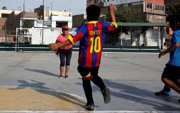 Maria Angelica Ramos a sus 92 años de edad, sigue entrenando a jovenes y niños en el distrito de Los Olivos en Lima, con la misma ilusión desde hace más de 40 años.