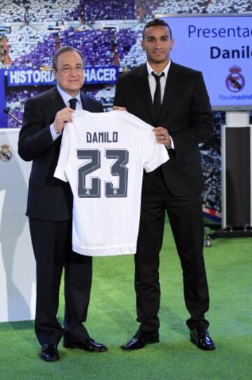 El lateral derecho brasileño Danilo Luiz Da Silva durante su presentación hoy como nuevo jugador del Real Madrid, en el estadio Santiago Bernabeu. 