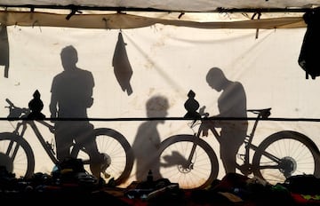 Los participantes descansan en el campamento después del final de la Etapa 3 de la 13ª edición de Titan Desert 2018 entre Alnif y Rissani, en el centro de Marruecos